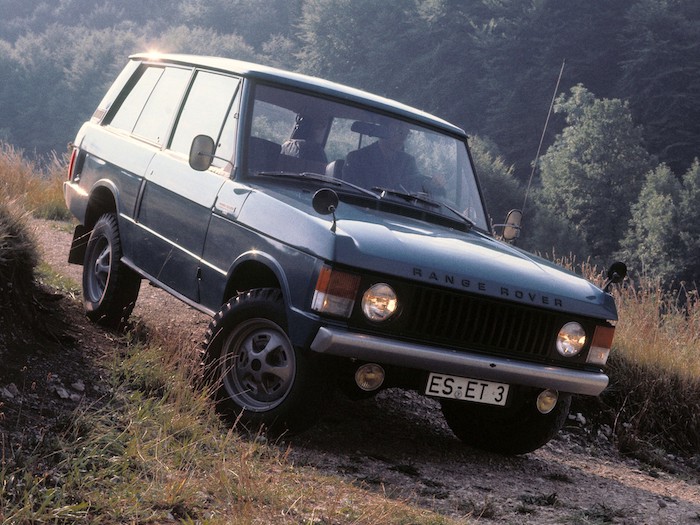 Range Rover classic de 3/4 face sur un chemin