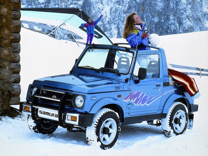 Suzuki Samuraï décapotable en montagne dans la neige