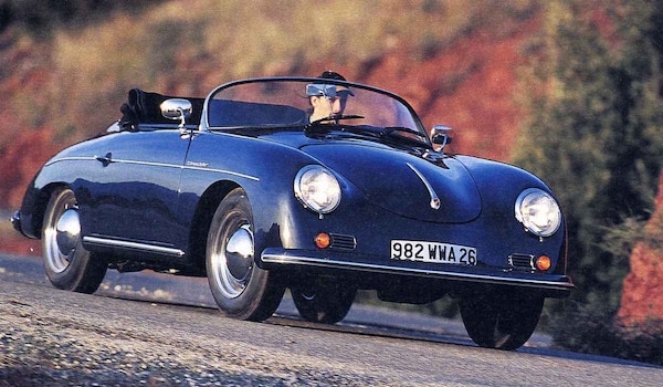 Porsche 356 Speedster Replica par PGO bleu nuit sur une route de campagne