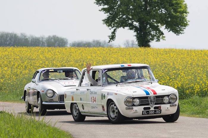 Alfa Romeo Giulia préparée course blanche pendant le Tour Auto sur une route de campagne