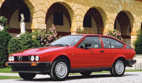 Alfa Romeo GTV6 rouge dans un jardin italien