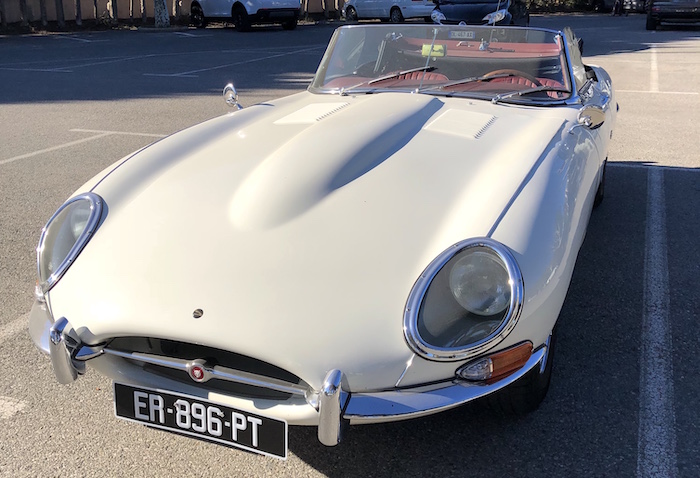 Jaguar Type-E cabriolet série 1 blanc crème de face