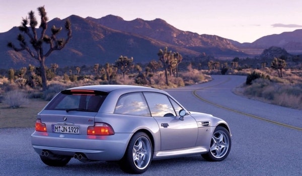 BMW Z3M Coupe argenté de 3/4 arrière sur une route dans le désert américain