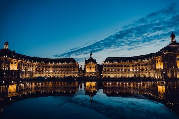 Exploration Mystique de Bordeaux: Découvrez les contes et légendes cachés derrière les Tours et Palais !