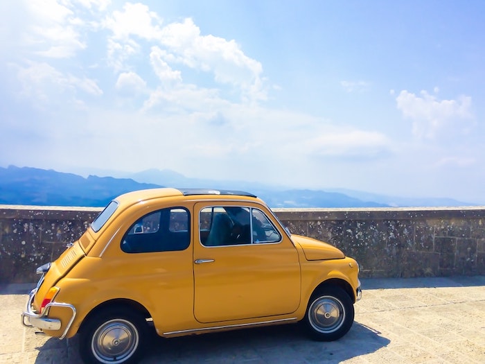 Fiat 500 Classique jaune de profil