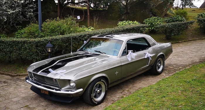 Ford Mustang 1968 grise avec des bandes noires et des décorations de mariage