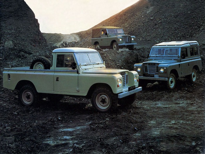3 Land Rover Defender sur un terrain escarpé
