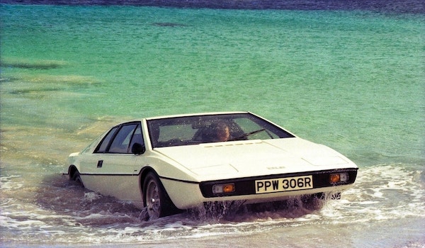 Lotus Esprit blanche amphibie sortant de la mer dans James Bond "L'espion qui m'aimait"