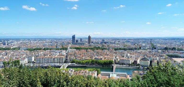 Découvrez la gastronomie lyonnaise : plats typiques, meilleurs restaurants et recettes traditionnelles