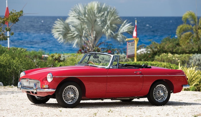 MG MGB rouge décapotée de 3/4 face devant la mer
