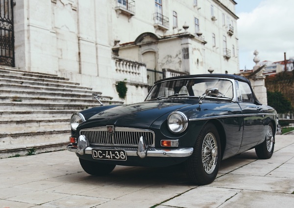MG MGB noire devant un monument