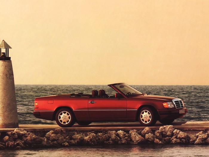 Mercedes E cabriolet sur une jetée en bord de mer