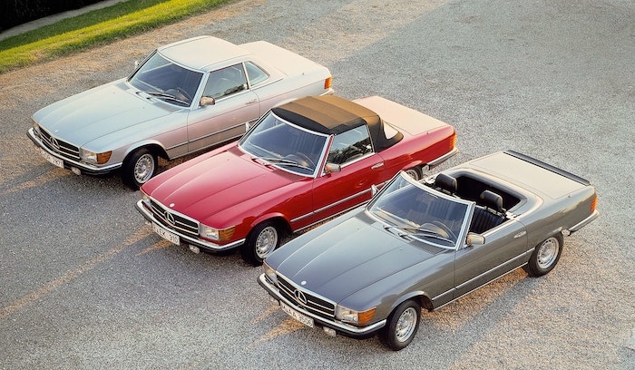 Trois Mercedes SL R107 couleurs argent, rouge et grise avec hard-top, capote et toit découvert