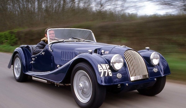 Morgan Plus 4 bleu foncé en mouvement