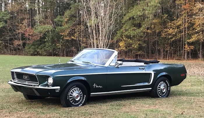Ford Mustang de 1968 décapotable vert anglais avec intérieur blanc dans l'herbe