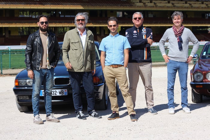 Équipe de POA devant la BMW série 7 et la Jaguar XJ12 de Vintage Escape