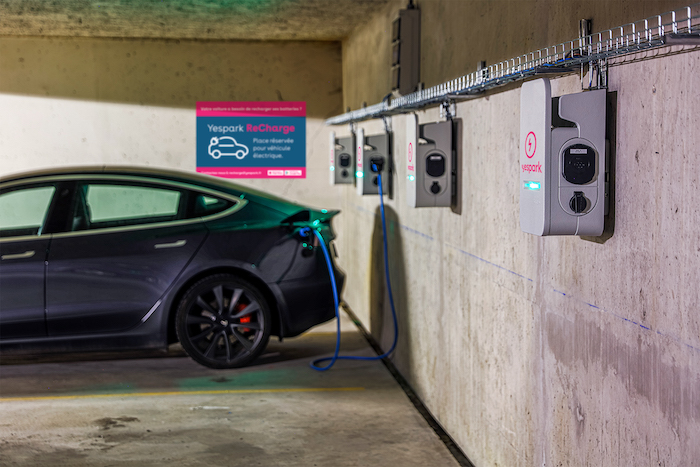 Tesla Model 3 en charge dans un parking Yespark