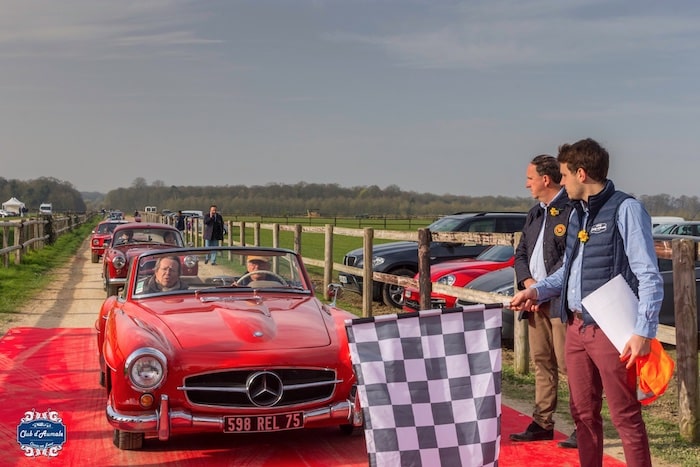 Mercedes 190SL rouge au départ du rallye d'Aumale