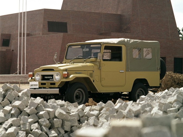 Toyota Land Cruiser FJ de 3/4 face sur un chantier