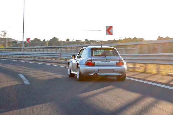BMW Z3 Coupe grise sur une autoroute