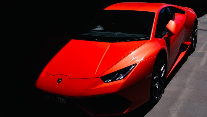 Lamborghini Huracan rouge de 3/4 face en clair-obscur