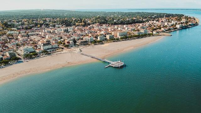 Exploration des itinéraires entre Bordeaux et Arcachon : temps, coût et options de transport