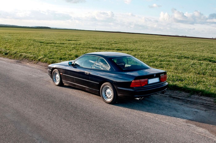 BMW 840CI de 3/4 arrière dans un champ