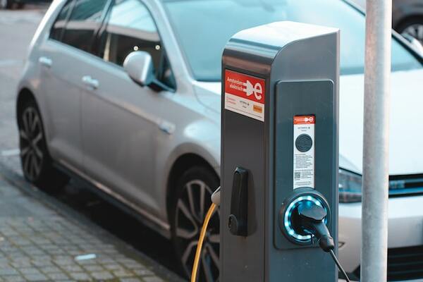 Recharger sa voiture électrique à Paris : toutes les Bornes de Recharges