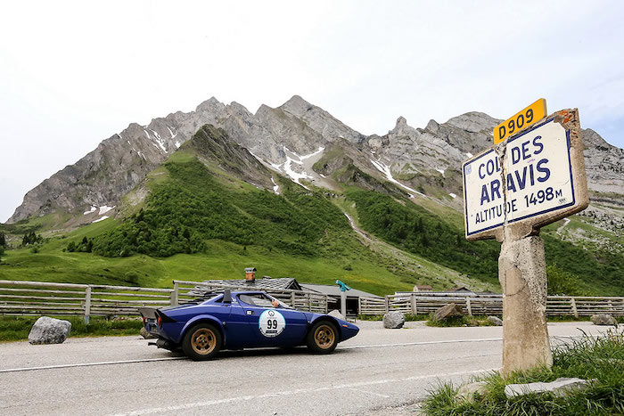 Lancia Stratos bleue sur une route montagneuse