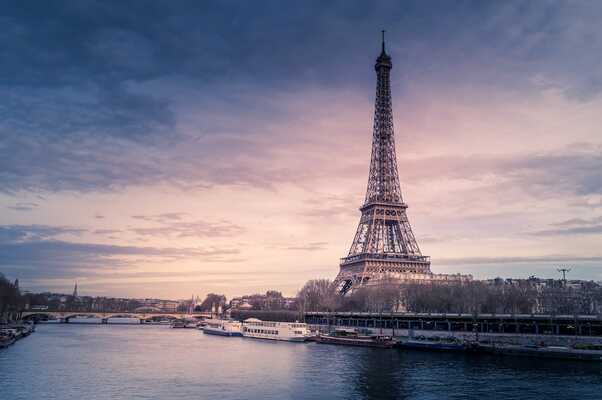 Pourquoi louer une voiture à Paris pour voir les monuments ?