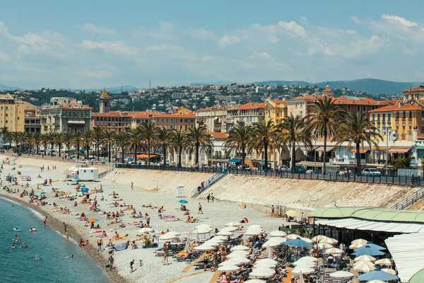 Quels quartiers visiter à Nice en voiture électrique 