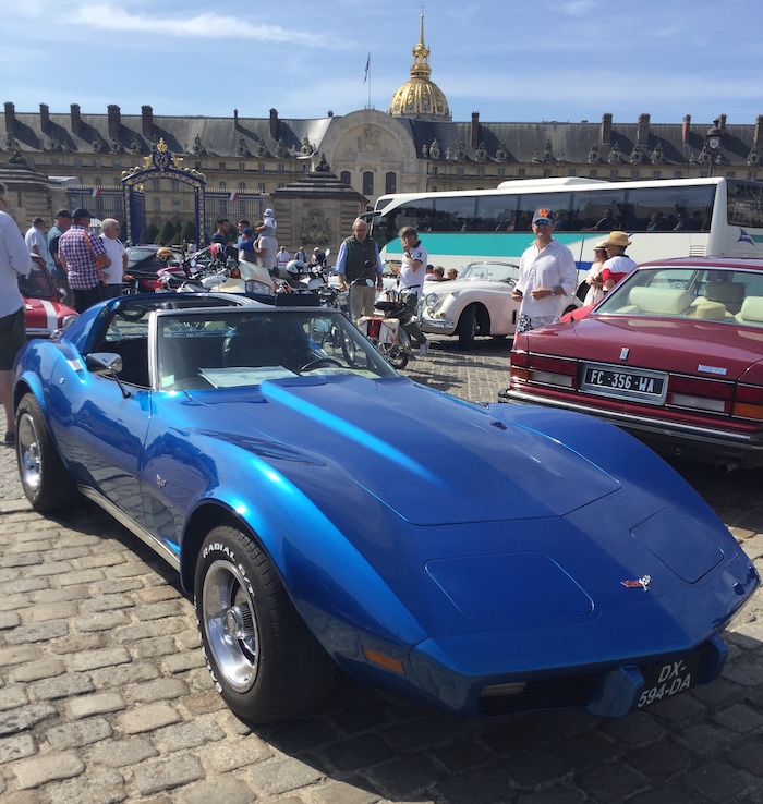 Chevrolet Corvette C3 bleue aux Invalides à Paris