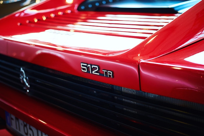 Feu et grille arrière de Ferrari 512 TR rouge