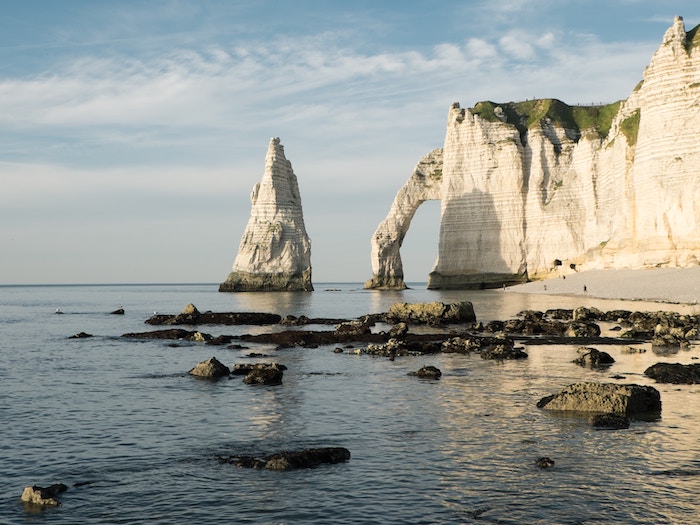 Falaises d'Étretat au soleil, mer calme