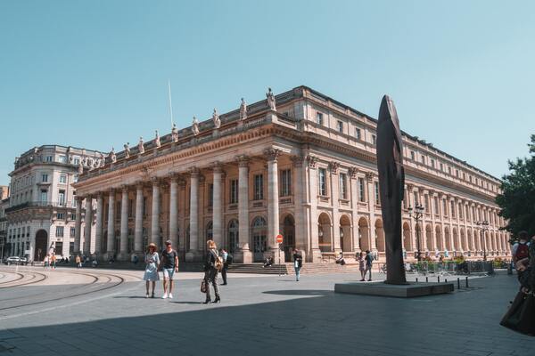 Astuces pour économiser de l&rsquo;argent en louant une voiture à Bordeaux