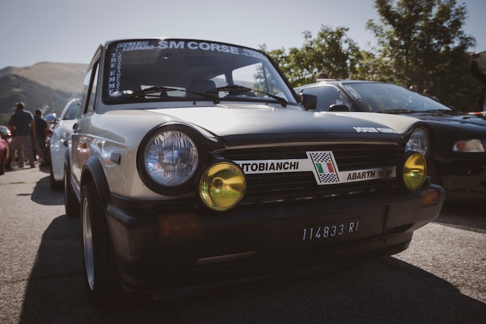 Autobianchi Abarth grise de sport à un rassemblement automobile