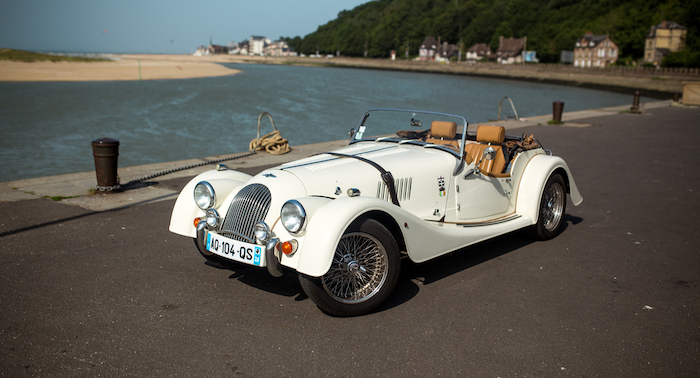 Morgan Roadster blanc crème avec intérieur couleur caramel sur le port de Cabourg