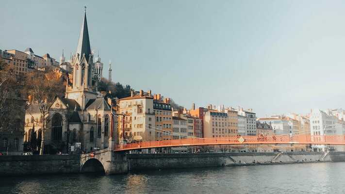 Peut-on mettre sa voiture en location à Lyon??
