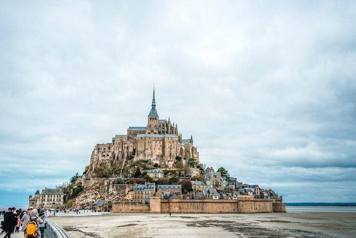 Mont Saint-Michel à marée basse avec une foule de touristes