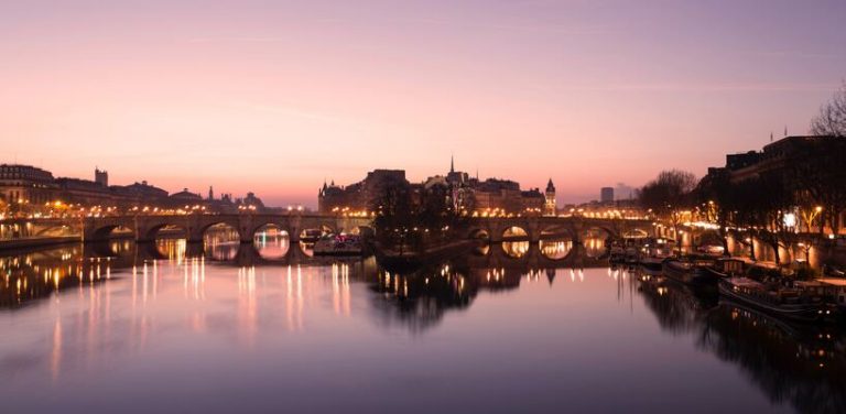 Location de voiture à Paris : Préparation pour un road trip inoubliable