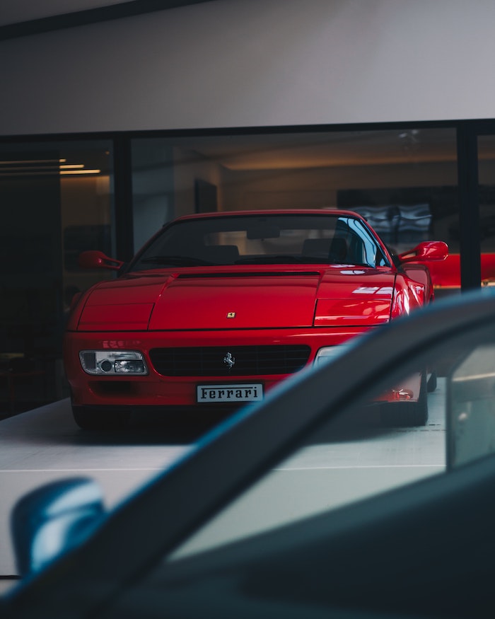 Ferrari 512 TR rouge de face dans un showroom