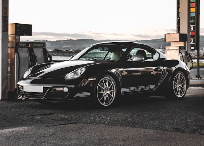 Porsche 987 Cayman S à une station-service