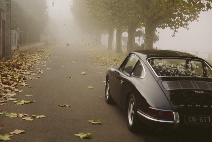 Porsche 912 noire de 3/4 arrière dans le brouillard