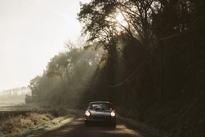Porsche 912 de face sur une route de campagne