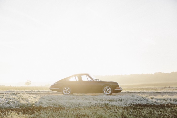 Porsche 912 de profil dans un champ