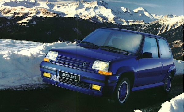 Renault Super 5 GT Turbo bleue série limitée Alain Oreille sur une route enneigée