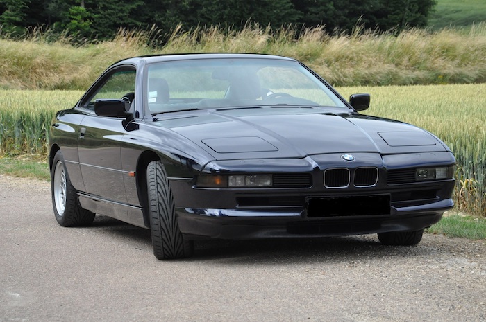 BMW 840Ci E31 de 1994 noire de 3/4 face devant un champ