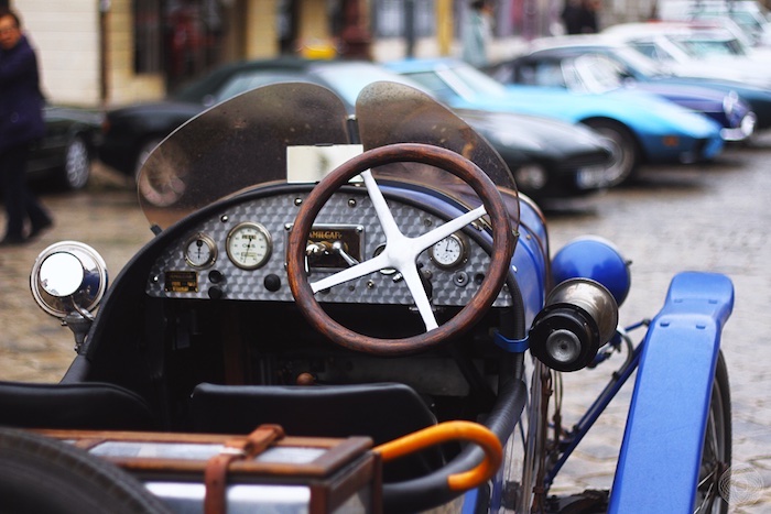 Intérieur d'une voiture Amilcar bleue