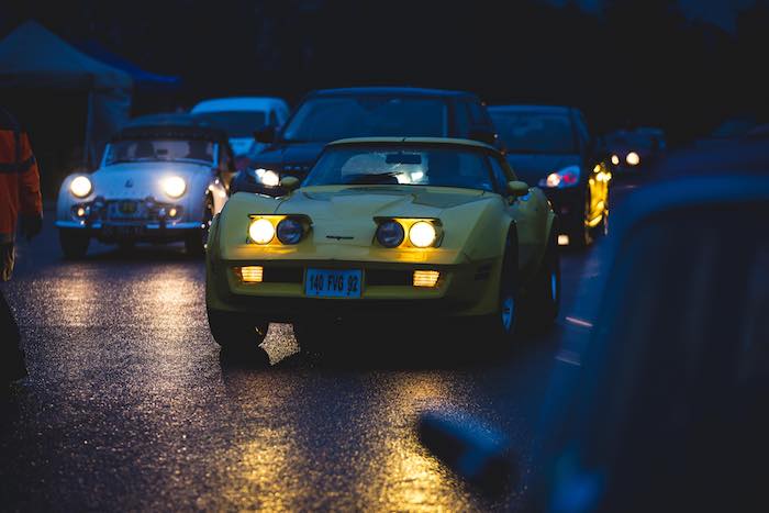 Corvette C3 jaune dans Paris de nuit