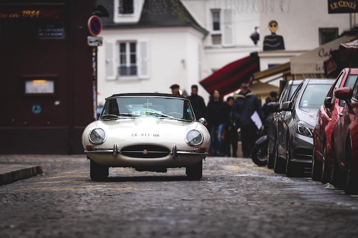 Jaguar Type E blanche de face dans Paris